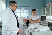 Hans-Peter Brenner (Michael Trischan, li.) macht Johannes Westphal (Sebastian Schneider, re.) klar, dass er ohne Operation in Lebensgefahr kommen k&ouml;nnte. Johannes wei&szlig;, dass er nun ehrlich sein muss und erz&auml;hlt Brenner sein Geheimnis.