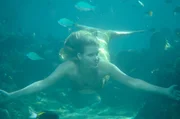 Emma (Claire Holt) genießt es mal alleine abtauchen zu können. Emma (Claire Holt) genießt es mal alleine abtauchen zu können.