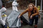 An einer Tankstelle ist ein Mann erschossen worden. Steinar Hovland (Kristofer Hivju) aus dem Beck-Team begutachtet den Tatort. An einer Tankstelle ist ein Mann erschossen worden. Steinar Hovland (Kristofer Hivju) aus dem Beck-Team begutachtet den Tatort.
