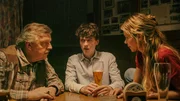 Konrad (Gerhard Georg Jilka, l.) und Tante Gabi (Nina Gnädig, r.) geben Carlo (Jeremias Meyer, M.) in der Kegelbahn Beziehungstipps – nachdem es mit Pia nicht geklappt hat. Konrad (Gerhard Georg Jilka, l.) und Tante Gabi (Nina Gnädig, r.) geben Carlo (Jeremias Meyer, M.) in der Kegelbahn Beziehungstipps – nachdem es mit Pia nicht geklappt hat.