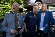 Polizeidirektor Achtziger (Alexander Duda, l.), Kommissar Hofer (Joseph Hannesschläger, r.) und Polizeihauptmeister Mohr (Max Müller, M.) entdecken eine Überwachungskamera auf dem Autoschrottplatz. Ob die Bilder der Kamera zur Aufklärung des Falls beitragen können? Polizeidirektor Achtziger (Alexander Duda, l.), Kommissar Hofer (Joseph Hannesschläger, r.) und Polizeihauptmeister Mohr (Max Müller, M.) entdecken eine Überwachungskamera auf dem Autoschrottplatz. Ob die Bilder der Kamera zur Aufklärung des Falls beitragen können?