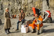 In der unwirtlichen Umgebung des Steinbruchs befragen Martina Seiffert (Astrid M. F&uuml;nderich, l.) und Jo Stoll (Peter Ketnath, 2.v.r.) Greg Ohm&uuml;ller (Marc Sch&ouml;ttner, r.) zu den Geschehnissen. Der Expeditionsleiter der Analog-Astronauten (Komparsen, 2.v.l./3.v.l./3.v.r.) kann es nicht fassen, dass ein Teammitglied ermordet wurde.