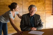 Selma Kirsch (Yve Burbach) nimmt Hans Murr (Rolf Kanies) in die Mangel. Er hat den Ermittlern verschwiegen, dass er dem Opfer vor kurzem gek&uuml;ndigt hat.