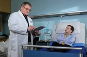 Hans-Peter Brenner muss Lukas Ruge nach seinen Gewohnheiten befragen.