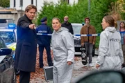 Am Tatort macht Caspar Bergmann (Thomas Heinze, l.) die KTU auf einen zerstochenen Autoreifen aufmerksam. Am Tatort macht Caspar Bergmann (Thomas Heinze, l.) die KTU auf einen zerstochenen Autoreifen aufmerksam.