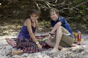 Cleo (Phoebe Tonkin, li.) hat f&uuml;r Lewis (Angus McLaren, re.) ein romantisches Dinner auf Mako Island organisiert.