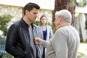 Booth (David Boreanaz, li.) stellt bei seinem Großvater Hank (Ralph Waite) klar, dass Brennan (Emily Deschanel) und er nur Kollegen und Freunde sind. +++ Die Verwendung des sendungsbezogenen Materials ist nur mit dem Hinweis und Verlinkung auf RTL+ gestattet. +++ Booth (David Boreanaz, li.) stellt bei seinem Großvater Hank (Ralph Waite) klar, dass Brennan (Emily Deschanel) und er nur Kollegen und Freunde sind. +++ Die Verwendung des sendungsbezogenen Materials ist nur mit dem Hinweis und Verlinkung auf RTL+ gestattet. +++