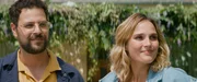 Im siebten Himmel: Simon (Hakim Jemili) und Ad&eacute;la?de (Camille Lou) haben f&uuml;r sich und ihre Kinder ein Haus auf dem Land gekauft.