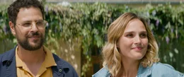 Im siebten Himmel: Simon (Hakim Jemili) und Ad&eacute;la?de (Camille Lou) haben f&uuml;r sich und ihre Kinder ein Haus auf dem Land gekauft.