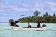 Dr. Albert Lin und das Team bringen sich für die Dreharbeiten am Riff in Position, wo die antike Stadt Nan Madol erbaut wurde. Dr. Albert Lin und das Team bringen sich für die Dreharbeiten am Riff in Position, wo die antike Stadt Nan Madol erbaut wurde.