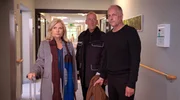 Isa von Brede (Sabine Postel, l.) und ihr Bruder Egin (Frank Röth, r. mit Komparse, h.) sind bereit für die Knochenmarkspende. Isa von Brede (Sabine Postel, l.) und ihr Bruder Egin (Frank Röth, r. mit Komparse, h.) sind bereit für die Knochenmarkspende.