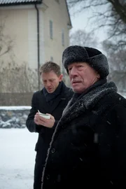Henrik Vanger (Christopher Plummer, r.) erkl&auml;rt seinem Gast Mikael Blomkvist (Daniel Craig, l.) die komplizierten Familienverh&auml;ltnisse bei den Vangers.