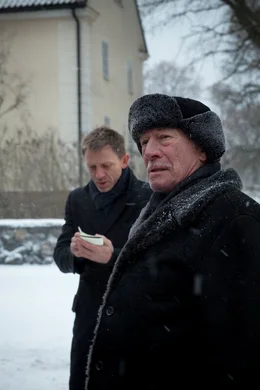 Henrik Vanger (Christopher Plummer, r.) erkl&auml;rt seinem Gast Mikael Blomkvist (Daniel Craig, l.) die komplizierten Familienverh&auml;ltnisse bei den Vangers.