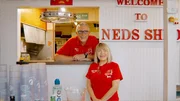 Kevin und Angie Breeden sind die Eigentümer von Viennas bekanntestem Lokal „Ned’s Shed". Er arbeitete bis zur Pensionierung im lokalen Gefängnis – " a pretty shitty Job“, Jetzt hat Kevin eine neue Chefin: seine Frau Angie. Kevin und Angie Breeden sind die Eigentümer von Viennas bekanntestem Lokal „Ned’s Shed". Er arbeitete bis zur Pensionierung im lokalen Gefängnis – " a pretty shitty Job“, Jetzt hat Kevin eine neue Chefin: seine Frau Angie.