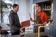 Josef Eriksson (Martin Wallström, l.) besucht den SÄPO-Chef Klas Fredén (Jonas Karlsson, r.) zu Hause. Fredén hat einen ungewöhnlichen Spezialauftrag für ihn. Josef Eriksson (Martin Wallström, l.) besucht den SÄPO-Chef Klas Fredén (Jonas Karlsson, r.) zu Hause. Fredén hat einen ungewöhnlichen Spezialauftrag für ihn.