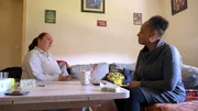 Petra bekommt Besuch von ihrer Freundin Janni (re.)