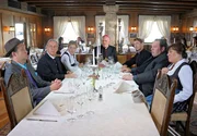 Pfarrer Braun (Ottfried Fischer, 2.v. rechts) überführt in Anwesenheit seiner Haushälterin Inge Haller (Gundi Ellert), Bischof Hemmelrath (Hans-Michael Rehberg, Mitte), Monsignore Mühlich (Gilbert von Sohlern, 3.v. rechts) und dem verdutzten Kommissar Geiger (Peter Heinrich Brix, links) die Großeltern Trenkwalder (Lisa Kreuzer, Wilfried Klaus) als Mörder. Pfarrer Braun (Ottfried Fischer, 2.v. rechts) überführt in Anwesenheit seiner Haushälterin Inge Haller (Gundi Ellert), Bischof Hemmelrath (Hans-Michael Rehberg, Mitte), Monsignore Mühlich (Gilbert von Sohlern, 3.v. rechts) und dem verdutzten Kommissar Geiger (Peter Heinrich Brix, links) die Großeltern Trenkwalder (Lisa Kreuzer, Wilfried Klaus) als Mörder.