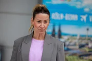 Ute (Isabell Hertel) findet durch das magische Band den verletzten Benedikt. Ute (Isabell Hertel) findet durch das magische Band den verletzten Benedikt.