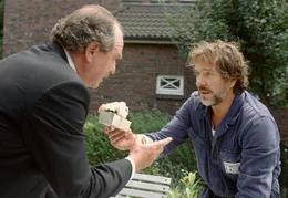 00 Uhr. Harry Freundner (G&ouml;tz George) will sich bei seinem besten Freund und Schachkollegen Karl Weiss (Friedrich von Thun) mit einem kleinen Geschenk daf&uuml;r entschuldigen, dass er ein Verh&auml;ltnis mit seiner Frau eingegangen ist. Karl setzt ihn kurzerhand Schach-Matt.
