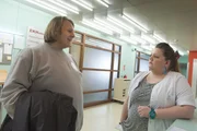 Frauke (Manuela Wisbeck, r.) kann mit den Komplimenten von Altenpfleger Glasau (Oliver Fleischer, l.) so gar nichts anfangen.