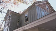 Ken und Anita kaufen ein 100 Jahre altes Doppelhaus im Herzen von Atlanta und planen, es in ein großes Einfamilienhaus umzubauen. Nachdem sie bereits das Nachbarhaus renoviert haben, soll auch dieses Projekt erfolgreich verlaufen. Doch es birgt Herausforderungen, aus einem Doppel- ein Einfamilienhaus zu machen - das zusätzlich den viktorianischen Charme des Hauses bewahrt und im Budget bleibt. Ken und Anita kaufen ein 100 Jahre altes Doppelhaus im Herzen von Atlanta und planen, es in ein großes Einfamilienhaus umzubauen. Nachdem sie bereits das Nachbarhaus renoviert haben, soll auch dieses Projekt erfolgreich verlaufen. Doch es birgt Herausforderungen, aus einem Doppel- ein Einfamilienhaus zu machen - das zusätzlich den viktorianischen Charme des Hauses bewahrt und im Budget bleibt.