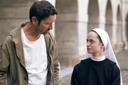 Bezirksinspektor Klaus Lechner (Andreas Kiendl) spricht im Kloster mit Schwester Thadd&auml;a (Fanny Altenburger) um herauszufinden was passiert ist.