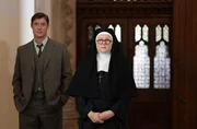 Di Sam Gillespie (Max Brown, li.), Sister Boniface (Lorna Watson, re.) Di Sam Gillespie (Max Brown, li.), Sister Boniface (Lorna Watson, re.)