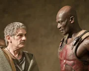 Um die Rangfolge unter seinen Gladiatoren festlegen zu k&ouml;nnen, ordnet Titus Batiatus (Jeffrey Thomas, l.) bei Drago (Peter Mensah, r.) Trainingsk&auml;mpfe an, w&auml;hrend Lucretia finstere Pl&auml;ne gegen ihn schmiedet ...