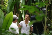 Dr. Albert Lin spricht mit Rohsa Willy Hawley an einer antiken Stätte auf dem Ant-Atoll, Mikronesien. Dr. Albert Lin spricht mit Rohsa Willy Hawley an einer antiken Stätte auf dem Ant-Atoll, Mikronesien.