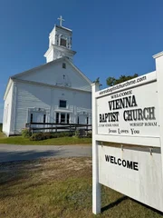 In den kleinen ländlichen Orten sind die Kirchen letzte Sammelpunkte einer Gemeinschaft – auch in Vienna, Maine. In den kleinen ländlichen Orten sind die Kirchen letzte Sammelpunkte einer Gemeinschaft – auch in Vienna, Maine.