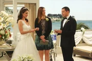 Der gro&szlig;e Moment ist gekommen: Gretchen (Kimberly Williams-Paisley, l.) und Alan (Jon Cryer, r.) geben sich vor Jennys (Amber Tamblyn, M.) Augen das Ja-Wort ...