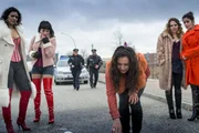 Giovanna (Maja Maneiro, M.) musste mit ansehen, wie ihr Verlobter von einem Fahrzeug absichtlich &uuml;berfahren wurde. Claudia (Janette Rauch, hinten l.) und Tarik (Serhat Cokgezen, hinten r.) wurden zum Unfallort gerufen.