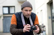Hecke (Jan Georg Schütte), ein sympathischer Loser, fühlt sich zum Katzenfotografen berufen. Hecke (Jan Georg Schütte), ein sympathischer Loser, fühlt sich zum Katzenfotografen berufen.