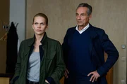 Dr. Kleinert hat viele Feinde. Behalten Helen Dorn (Anna Loos, l.) und Falk Mattheisen (Daniel Friedrich, r.) den Durchblick?