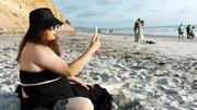 Verliebt in eine KI. K&uuml;nstliche Intelligenz ver&auml;ndert nicht nur unseren Alltag, sondern dringt immer tiefer in unsere intimsten Beziehungen ein.