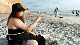 Verliebt in eine KI. K&uuml;nstliche Intelligenz ver&auml;ndert nicht nur unseren Alltag, sondern dringt immer tiefer in unsere intimsten Beziehungen ein.