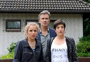 Jan (Timothy Peach, M.), Ariane (Alexandra Horn, r.) und Nathalie (Lara Maria Wichels, l.) m&uuml;ssen geschockt mit ansehen, wie Robin mit dem Oldtimer schwer verungl&uuml;ckt.