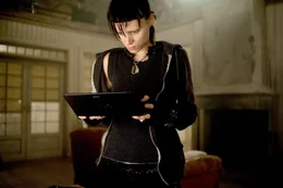 Hackerin Lisbeth Salander (Rooney Mara) unterst&uuml;tzt die Recherchen Mikaels.