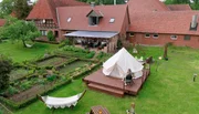 Wer beim Zelten nicht auf Luxus verzichten möchte: Glamping verbindet Glamour und Camping. Wer beim Zelten nicht auf Luxus verzichten möchte: Glamping verbindet Glamour und Camping.