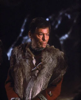 Dr. McCoy (DeForest Kelley) wurde ins Arbeitslager auf dem Asteroiden Rura Penthe gebracht.