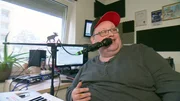 Tobi und seine Frau Jenni aus Mitterteich lassen nichts unversucht, um m&ouml;glichst viele staatliche Leistungen zu erhalten. Tobis neuester Plan: Auch Jenni soll als Musikerin arbeiten, damit sie doppelt Gagen und Bez&uuml;ge bekommen.