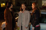 Mina (Jasmin Tabatabai, l.) und Lucy (Josephin Busch, r.) haben herausgefunden, dass Jule (Julia-Marie Köhler, M.) wusste, dass Martha die Schuld an ihrer Todgeburt trägt, und sprechen sie darauf an. Mina (Jasmin Tabatabai, l.) und Lucy (Josephin Busch, r.) haben herausgefunden, dass Jule (Julia-Marie Köhler, M.) wusste, dass Martha die Schuld an ihrer Todgeburt trägt, und sprechen sie darauf an.