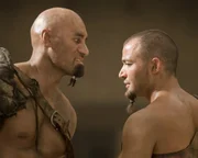 Um die Rangfolge unter seinen Gladiatoren festlegen zu k&ouml;nnen, veranstaltet Titus Batiatus eine Reihe von Trainingsk&auml;mpfen. Dagan (Shane Rangi, l.) und Ashur (Nick Tarabey, r.) m&uuml;ssen sich beweisen ...