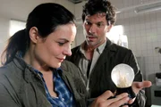 ARD TIERÄRZTIN DR. MERTENS IV. Staffel mit 13 neuen Folgen, Folge 48, "Was zusammen gehört", am Dienstag (25.06.13) um 20.15 Uhr im Ersten. Wie wär's mit einem gemeinsamen Wochenende in Wien? Dr. Tom Berkhoff (Gregory B. Waldis, r.) versucht mit allen Mitteln, Susanne (Elisabeth Lanz, l.) zu beeindrucken. ARD TIERÄRZTIN DR. MERTENS IV. Staffel mit 13 neuen Folgen, Folge 48, "Was zusammen gehört", am Dienstag (25.06.13) um 20.15 Uhr im Ersten. Wie wär's mit einem gemeinsamen Wochenende in Wien? Dr. Tom Berkhoff (Gregory B. Waldis, r.) versucht mit allen Mitteln, Susanne (Elisabeth Lanz, l.) zu beeindrucken.