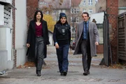 Merals (Sesede Terziyan, M.) Partner ist während des Dienstes spurlos verschwunden. Sie zeigt Mina (Jasmin Tabatabai, l.) und Radek (Hans-Werner Meyer, r.) die Stelle, an der sie sein Funkgerät gefunden hat. Merals (Sesede Terziyan, M.) Partner ist während des Dienstes spurlos verschwunden. Sie zeigt Mina (Jasmin Tabatabai, l.) und Radek (Hans-Werner Meyer, r.) die Stelle, an der sie sein Funkgerät gefunden hat.