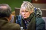 Catherines (Sarah Lancashire) Verdacht, dass Tommy etwas mit dem Tod ihrer Kollegin Kristen zu tun haben könnte, erhärtet sich, als sie eine Verbindung zwischen dem Unfall und der Entführung von Nevisons (George Costigan) Tochter entdeckt. Catherines (Sarah Lancashire) Verdacht, dass Tommy etwas mit dem Tod ihrer Kollegin Kristen zu tun haben könnte, erhärtet sich, als sie eine Verbindung zwischen dem Unfall und der Entführung von Nevisons (George Costigan) Tochter entdeckt.