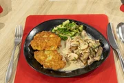 Tagesmotto "Leibgericht": Fränkisches Geschnetzeltes mit Kartoffelpuffer und Gurkensalat von Gerhard Wulf Tagesmotto "Leibgericht": Fränkisches Geschnetzeltes mit Kartoffelpuffer und Gurkensalat von Gerhard Wulf