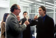 Nach 25 Jahren ist dies der letzte Arbeitstag f&uuml;r Karl Weiss (Friedrich von Thun) in der Traditionsbank Hamburger-L&uuml;becker. In einer kleinen geselligen Runde nimmt er Abschied von seinen Kollegen. F&uuml;r die gute Zusammenarbeit in all den Jahren &uuml;berreicht ihm sein Chef Bergenfels (Nicki von Tempelhoff) feierlich ein Pr&auml;sent der Gesch&auml;ftsleitung - eine Armbanduhr.