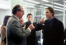 Nach 25 Jahren ist dies der letzte Arbeitstag f&uuml;r Karl Weiss (Friedrich von Thun) in der Traditionsbank Hamburger-L&uuml;becker. In einer kleinen geselligen Runde nimmt er Abschied von seinen Kollegen. F&uuml;r die gute Zusammenarbeit in all den Jahren &uuml;berreicht ihm sein Chef Bergenfels (Nicki von Tempelhoff) feierlich ein Pr&auml;sent der Gesch&auml;ftsleitung - eine Armbanduhr.