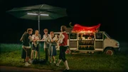 Nach dem Fest geht’s weiter: Matze bringt seinen Freunden Getränke – die Nacht ist noch lange nicht vorbei. Von links: Pia (Mina-Giselle Rüffer, r.), Aydin (David Ali Rashed), BlaBla (Sebastian Jakob Doppelbauer, l.), Carlo (Jeremias Meyer), Miri (Evelin Schwarz) und Matze (Leon Hagen) Nach dem Fest geht’s weiter: Matze bringt seinen Freunden Getränke – die Nacht ist noch lange nicht vorbei. Von links: Pia (Mina-Giselle Rüffer, r.), Aydin (David Ali Rashed), BlaBla (Sebastian Jakob Doppelbauer, l.), Carlo (Jeremias Meyer), Miri (Evelin Schwarz) und Matze (Leon Hagen)